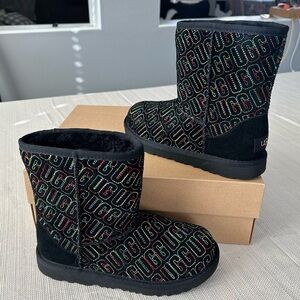 UGG KIDS CLASSIC SHORT GRAPHIC STITCH BOOT